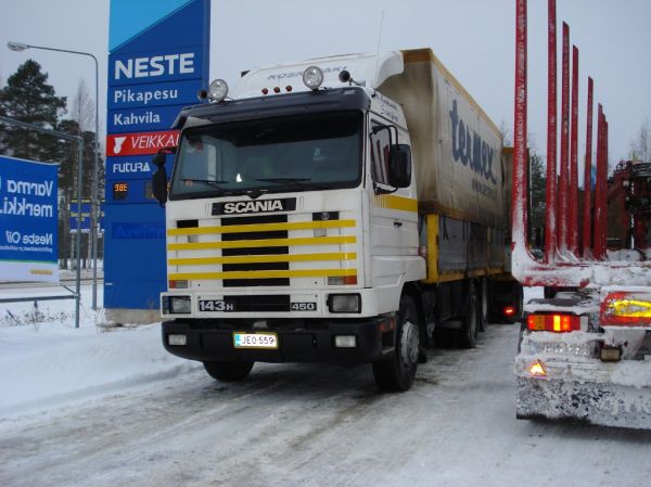 M Koskimäen Scania 143H
M Koskimäen Scania 143H täysperävaunuyhdistelmä.
Avainsanat: Koskimäki Scania 143H Termex Neste