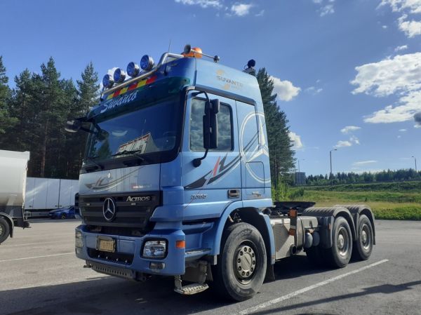 Ex-Suvanto Infran MB 3355 Actros
Ex-Suvanto Infra Oy:n MB 3355 Actros rekkaveturi.
Avainsanat: Suvanto-Infra MB 3355 Actros Shell Hirvaskangas