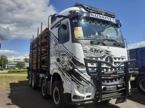 FK-Kuljetuksen MB 3263 Arocs
FK-Kuljetus Oy:n MB 3263 Arocs puutavara-auto.
Avainsanat: FK-Kuljetus MB 3263 Arocs Viitasaari24