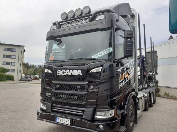 FK-Kuljetuksen Scania 560R
FK-Kuljetus Oy:n Scania 560R puutavara-auto.
Avainsanat: FK-Kuljetus Koskinen Scania 560R Viitasaari26 Siekkinen