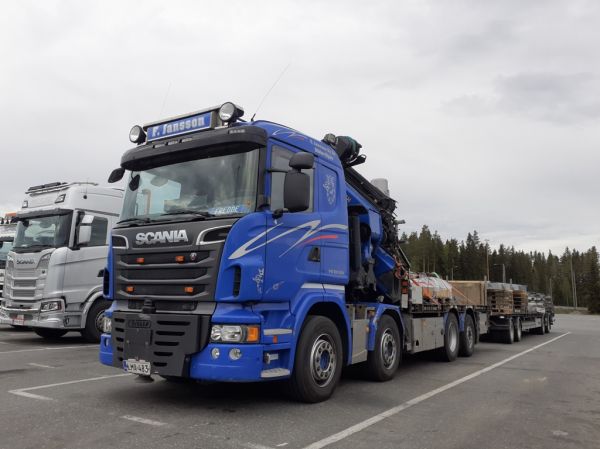 F Janssonin Scania 
F Jansson Oy Ab:n nosturilla varustettu Scania täysperävaunuyhdistelmä.
Avainsanat: Jansson Scania ABC Hirvaskangas Fredde