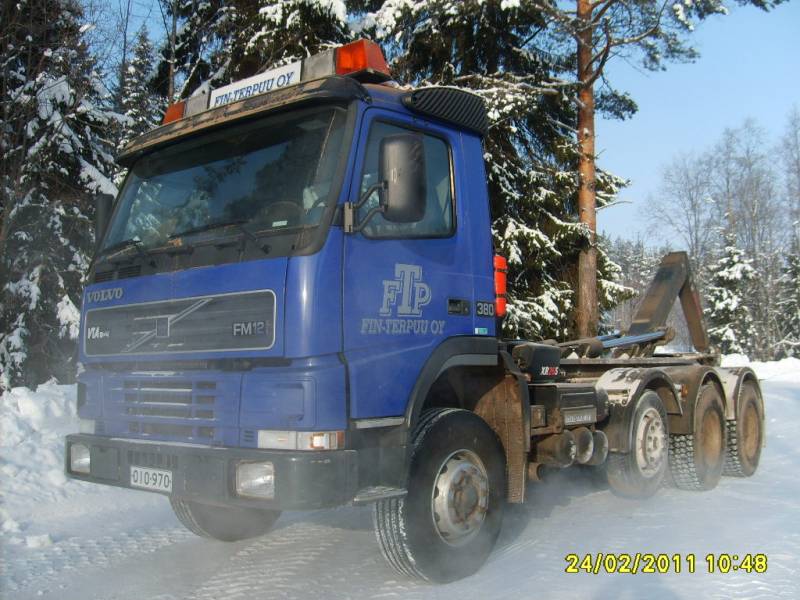 Fin-Terpuun Volvo FM12 
Fin-Terpuu Oy:n Volvo FM12 koukkulava-auto.
Avainsanat: Fin-Terpuu Volvo FM12