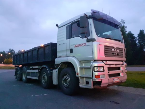 Finnsäiliön MAN TGA 35.440
Finnsäiliö Oy:n MAN TGA 35.440 vaihtolava-auto.
Avainsanat: Finnsäiliön MAN TGA 35.440 Neste
