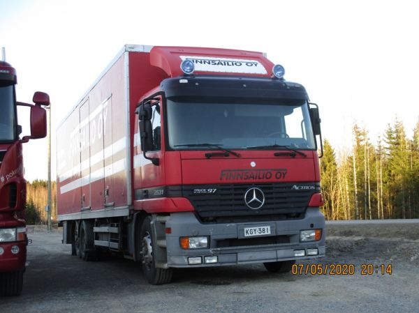 Finnsäiliön MB 2531 Actros
Finnsäiliö Oy:n MB 2531 Actros kuorma-auto.
Avainsanat: Finnsäiliö MB 2531 Actros