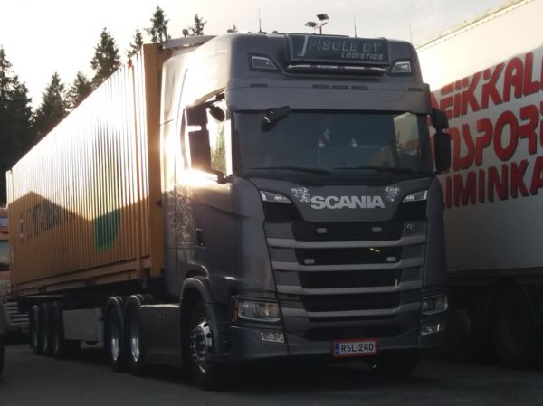 Fisolen Scania
Fisole Oy:n Scania puoliperävaunuyhdistelmä.
Avainsanat: Fisole Scania ABC Hirvaskangas