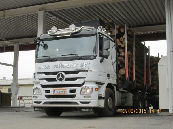 M Flyktmanin MB 2551 Actros 
M Flyktman Oy:n MB 2551 Actros puutavarayhdistelmä.
Avainsanat: Flyktman MB 2551 Actros Shell Hirvaskangas