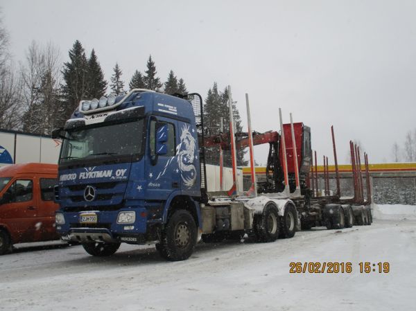 M Flyktmanin MB 2660 Actros
M Flyktman Oy:n MB 2660 Actros puutavarayhdistelmä.
Avainsanat: Flyktman MB 2660 Actros Shell Hirvaskangas