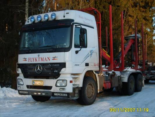 M Flyktmanin MB 2650 Actros 
M Flyktman Oy:n MB 2650 Actros puutavarayhdistelmä.
Avainsanat: Flyktman MB 2650 Actros