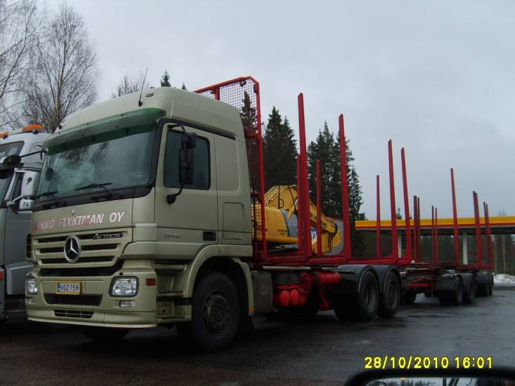 M Flyktmanin MB 2546 Actros 
M Flyktmanin MB 2546 Actros puutavarayhdistelmä.
Avainsanat: Flyktman MB 2546 Actros Shell Hirvaskangas