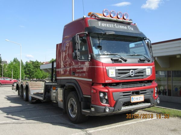 Forest-Linnan Volvo FMX500 
Forest-Linna Oy:n Volvo FMX500 koneenkuljetusauto.
Avainsanat: Forest-Linna FMX500