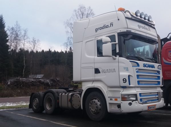 Gradian Scania R420
 Jyväskylän koulutuskuntayhtymä Gradian Scania R420 rekkaveturi.
Keywords: Gradia Scania R420 9