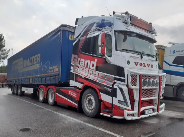 Grand Expressin Volvo FH
Grand Express Oy:n Volvo FH puoliperävaunuyhdistelmä.
Avainsanat: Grand Express Volvo FH Shell Hirvaskangas