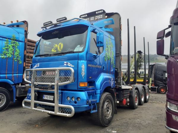 HKK-Kuljetuksen Sisu E18
HKK-Kuljetus Oy:n Sisu E18 puutavara-auto.
Avainsanat: HKK-Kuljetus Sisu E18 Tahko25