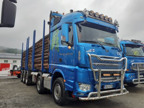 HKK-Kuljetuksen SisuPolar
HKK-Kuljetus Oy:n SisuPolar puutavara-auto.
Avainsanat: HKK-Kuljetus Sisu Polar Tahko25
