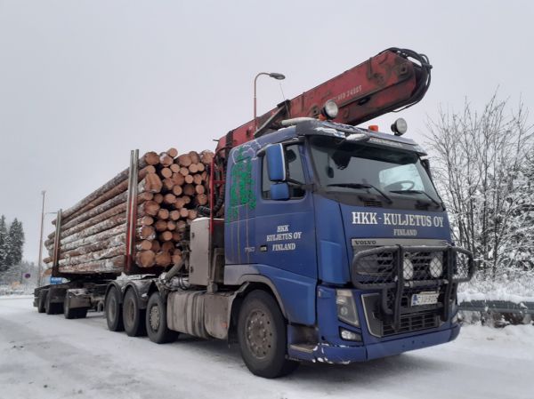 HKK-Kuljetuksen Volvo FH16
HKK-Kuljetus Oy:n nosturilla varustettu Volvo FH16 puoliperävaunuyhdistelmä.
Avainsanat: HKK-Kuljetus Volvo FH16 ABC Hirvaskangas