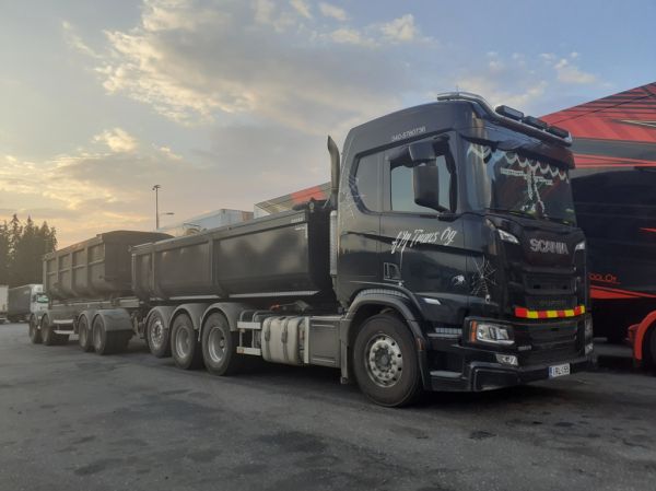 HM Transin Scania 560R
HM Trans Oy:n Scania 560R sorayhdistelmä
Avainsanat: HM-Trans Scania 560R ABC Hirvaskangas