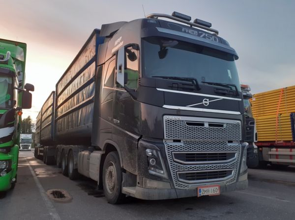 Himangan Perunapalvelun Volvo FH16
Himangan Perunapalvelu Oy:n Volvo FH16 vaihtolavayhdistelmä.
Avainsanat: HPP Volvo FH16 ABC Hirvaskangas