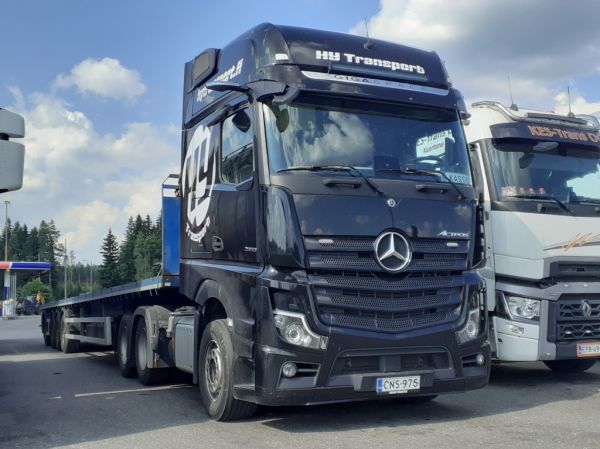 Hy Transportin MB 2653 Actros
Hy Transport Oy:n MB 2653 Actros puoliperävaunuyhdistelmä.
Avainsanat: HY-Transport MB 2653 Actros ABC Hirvaskangas Kassu
