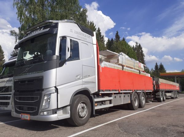 H Hannulan Volvo FH500
H Hannula Oy:n nosturilla varustettu Volvo FH500 täysperävaunuyhdistelmä.
Avainsanat: Hannula Volvo FH500 Shell Hirvaskangas