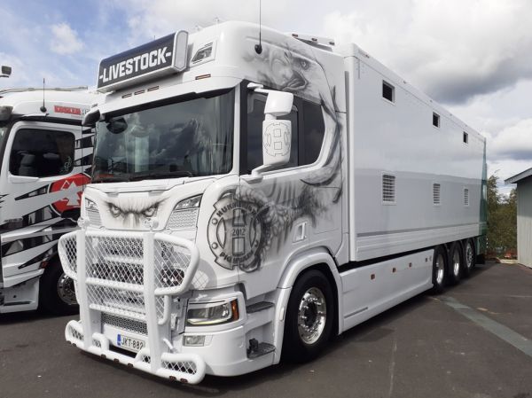 H Hurmerinnan Scania 
H Hurmerinta Oy:n Scania eläintenkuljetusauto.
Avainsanat: Hurmerinta Scania Eläinkuljetus Livestock Himos23