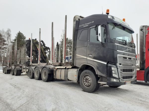 H&K Vest Transportin Volvo FH16
H&K Vest Transport Ab:n Volvo FH16 puutavarayhdistelmä.
Avainsanat: H&K-Vest-Transport Volvo FH16