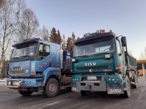 H&S Anttosen Sisut
H&S Anttonen Ky:n Sisu E11 ja Sisu E12 sora-autot tauolla.

Avainsanat: Anttonen Sisu E11 Sisu E12 Shell Hirvaskangas