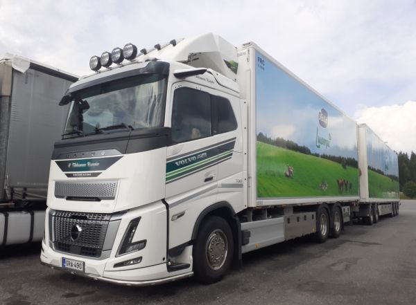 H Tikkasen Volvo FH16
Valion ajossa oleva H Tikkasen Volvo FH16 täysperävaunuyhdistelmä.
Avainsanat: Valio Tikkanen Volvo FH16 Luomu ABC Hirvaskangas