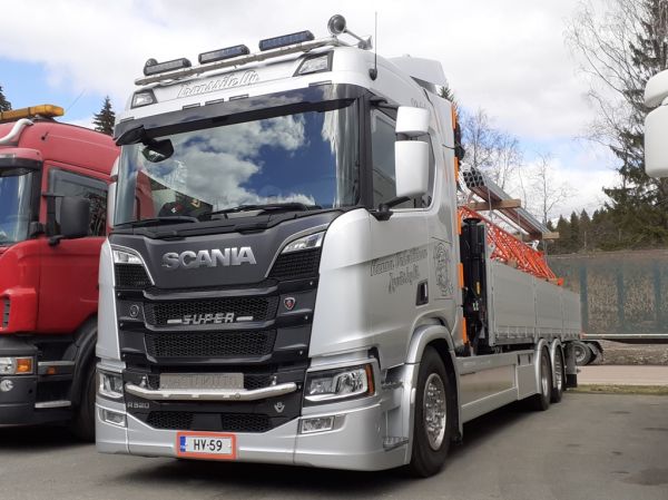 H Vehviläisen Scania R520
H Vehviläisen nosturilla varustettu Scania R520.
Avainsanat: Vehviläinen Transsite Mastokiito Scania R520