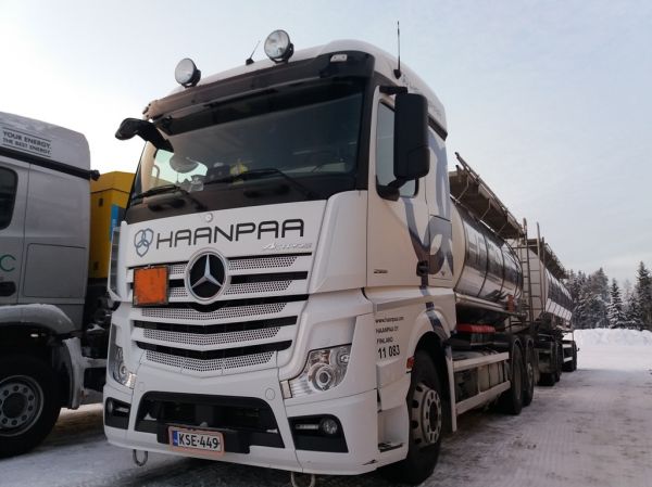 Haanpään MB 2551 Actros
Haanpää Oy:n MB 2551 Actros säiliöyhdistelmä.
Avainsanat: Haanpää MB 2551 Actros ABC Hirvaskangas 11083