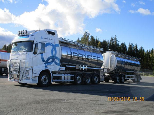 Kuljetus H Mustakankaan Volvo FH540
Haanpään ajossa oleva Kuljetus H Mustakangas Ky:n Volvo FH540 säiliöyhdistelmä.
Avainsanat: Haanpää Mustakangas Volvo FH540 ABC Hirvaskangas 14281