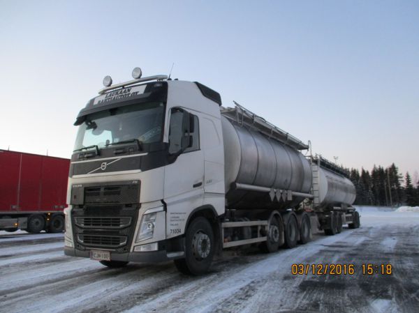 Laukaan Rahtiautojen Volvo FH500 
Haanpään ajossa oleva Laukaan Rahtiautot Oy:n Volvo FH500 säiliöyhdistelmä. 
Avainsanat: Haanpää LaukaanRahtiautot Volvo FH500 71034 ABC Hirvaskangas