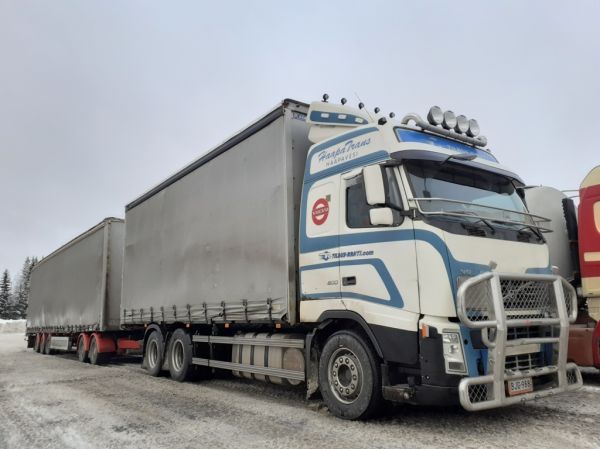 HaapaTransin Volvo FH500
HaapaTransin Volvo FH500 täysperävaunuyhdistelmä.
Avainsanat: HaapaTrans Volvo FH500 Tilaus-Rahti ABC Hirvaskangas