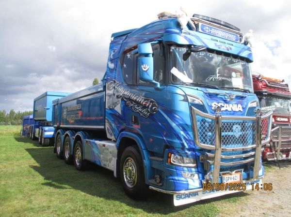 Haapaniemen Kuljetuksen Scania R660
Haapaniemen Kuljetus Oy:n Scania R660 sorayhdistelmä.
Avainsanat: Haapaniemen-Kuljetus Scania R660 Alahärmä25