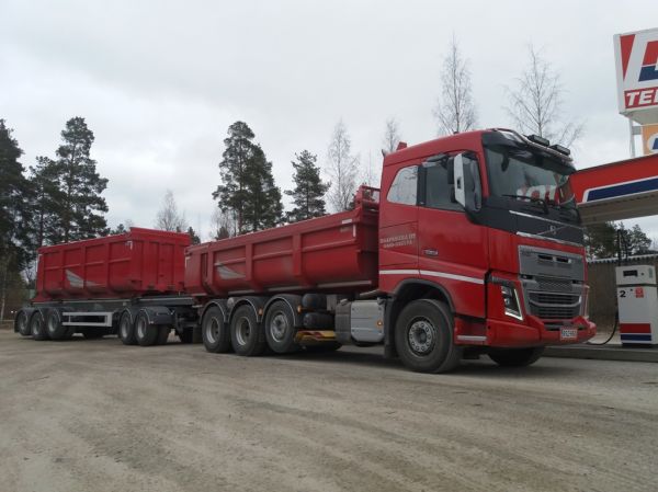 Haapasoran Volvo FH16
Haapasora Oy:n Volvo FH16 sorayhdistelmä.
Avainsanat: Haapasora Volvo FH16