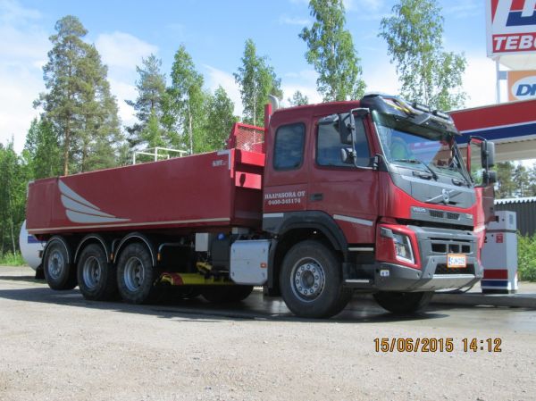 Haapasoran Volvo FMX
Haapasora Oy:n alusterällä varustettu Volvo FMX sora-auto.
Avainsanat: Haapasora Volvo FMX