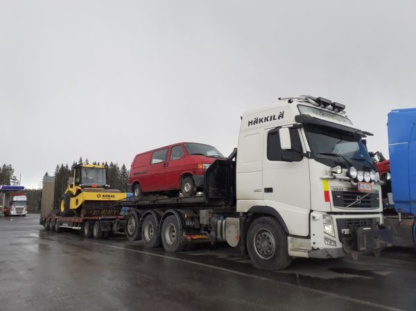 Häkkilän Volvo FH480
Häkkilän Volvo FH480 täysperävaunuyhdistelmä.
Avainsanat: Häkkilä Volvo FH480 ABC Hirvaskangas