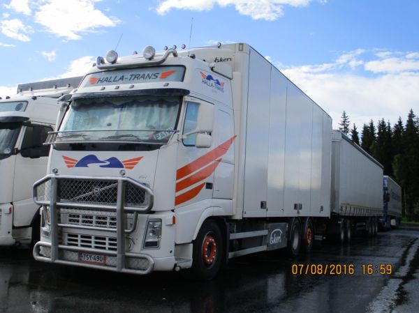 Halla-Transin Volvo FH12
Halla-Trans Oy:n Volvo FH täysperävaunuyhdistelmä.
Avainsanat: Halla-Trans Volvo FH ABC Hirvaskangas