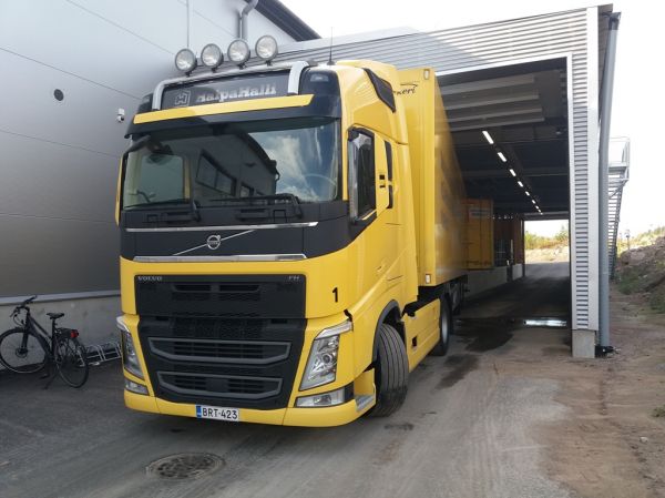 Halpahallin Volvo FH460 
Halpahallin Volvo FH460 puoliperävaunuyhdistelmä.
Avainsanat: Halpahalli Volvo FH460 1