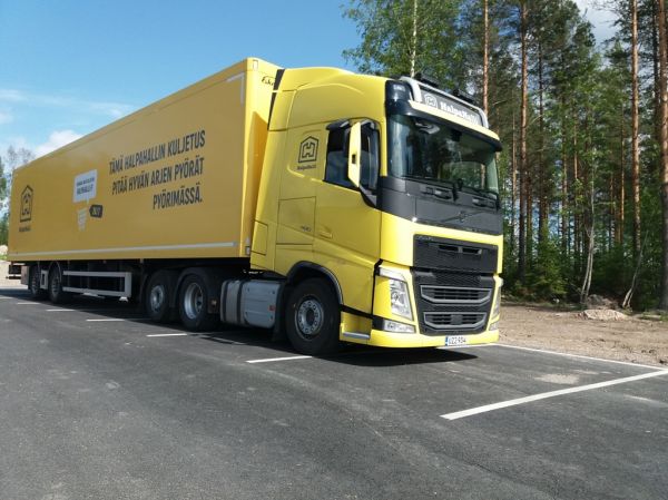 Halpahallin Volvo FH460 
Halpahallin Volvo FH460 puoliperävaunuyhdistelmä.
Avainsanat: Halpahalli Volvo FH460