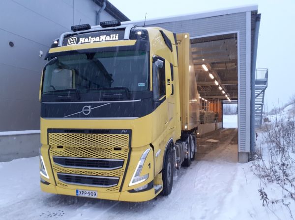 Halpahallin Volvo FH460 
Halpahallin Volvo FH460 puoliperävaunuyhdistelmä.
Avainsanat: Halpahalli Volvo FH460 1