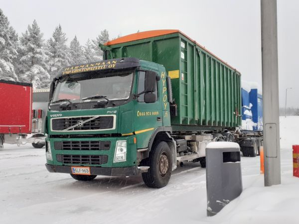 Härmänmaan Ympäristöpalvelun Volvo FM12
Härmänmaan Ympäristöpalvelu Oy:n Volvo FM12 täysperävaunuyhdistelmä.
Avainsanat: HärmänmaanYmpäristöpalvelu HYPOY Volvo FM12 Shell Hirvaskangas