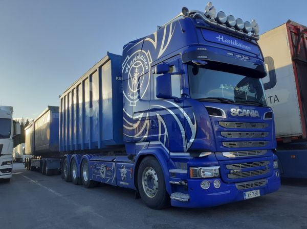 Hartikaisen Scania R730
Hartikaisen Scania R730 täysperävaunuyhdistelmä.
Avainsanat: Hartikainen Scania R730 ABC Hirvaskangas