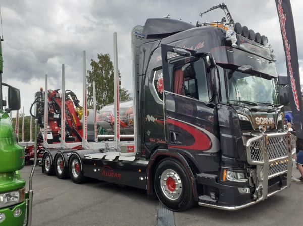 Hautanens Åkeri AB:n Scania R660
Hautanens Åkeri AB:n Scania R660 puutavara-auto.

Avainsanat: Hautanens Åkeri Scania R660 Himos23