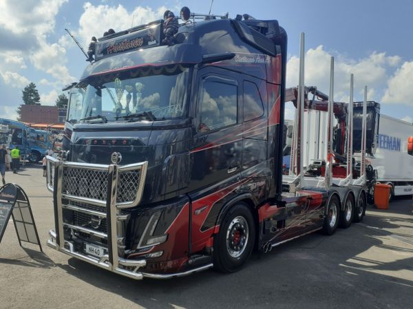 Hautanens Åkeri AB:n Volvo FH16
Hautanens Åkeri AB:n Volvo FH16 puutavarayhdistelmä.
Avainsanat: Hautanens Åkeri Volvo FH16 Himos25