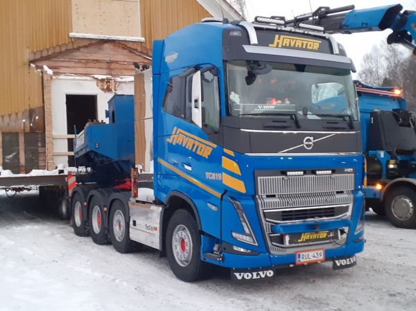 Havatorin Volvo FH16
Havator Oy:n Volvo FH16 lavettiyhdistelmä Wahlmanin talo kyydissään.
Avainsanat: Havator Volvo FH16 Erikoiskuljetus Wahlman 819 Mäksa