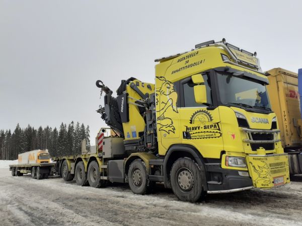 Heavy-Seppien Scania
Heavy-Sepät Oy:n nosturilla varustettu Scania täysperävaunuyhdistelmä.
Avainsanat: Heavy-Sepät Scania ABC Hirvaskangas