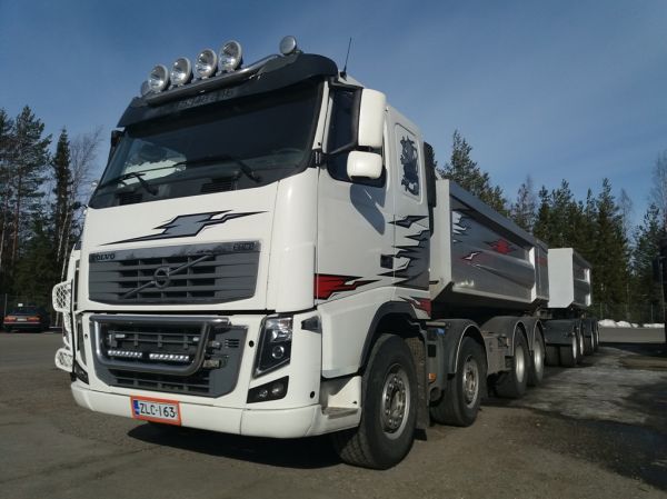 Heavy-Transin Volvo FH16
Heavy-Transin Volvo FH16 sorayhdistelmä.
Avainsanat: Heavy-Trans Volvo FH16