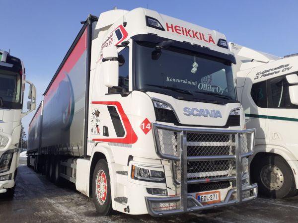 Koneurakointi Ollilan Scania
Heikkilä Oy:n ajossa oleva Koneurakointi Ollilan Scania täysperävaunuyhdistelmä.
Avainsanat: Ollila Heikkilä Scania ABC Hirvaskangas 14