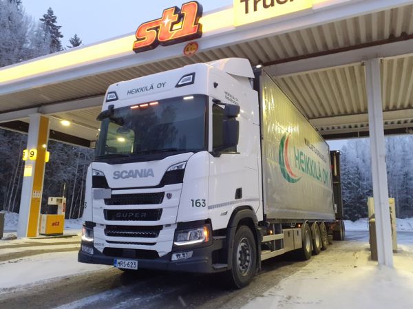 Heikkilän Scania 560R
Heikkilä Oy:n Scania 560R täysperävaunuyhdistelmä.
Avainsanat: Heikkilä Scania 560R ST1 Hirvaskangas 163