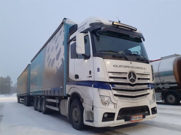 Heikkilän MB 3558 Actros
Heikkilä Oy:n  MB 3558 Actros täysperävaunuyhdistelmä.
Avainsanat: Heikkilä MB 3558 Actros ABC Hirvaskangas 8